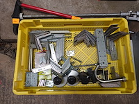 Bak met metalen beugels en bevestigingsmateriaal - afbeelding 1 van  3