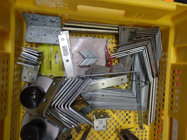 Bak met metalen beugels en bevestigingsmateriaal - afbeelding 2 van  3