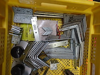 Bak met metalen beugels en bevestigingsmateriaal - afbeelding 2 van  3