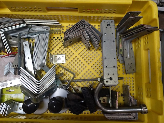 Bak met metalen beugels en bevestigingsmateriaal - afbeelding 3 van  3