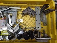 Bak met metalen beugels en bevestigingsmateriaal - afbeelding 3 van  3