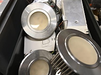 Bak met metalen inbouwspots - afbeelding 2 van  2