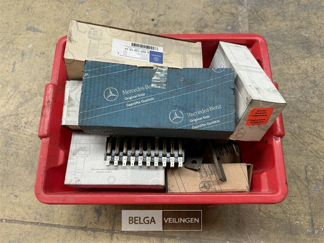 Bak met onderdelen mercedes - afbeelding 1 van  10
