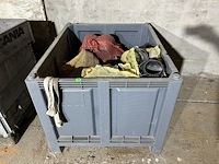 Bak met onderdelen voor kabelbescherming