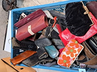 Bak met portefeulles, brillen, brildozen, etc - afbeelding 1 van  1
