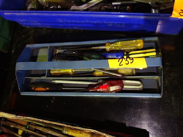 Bak met schroevendraaiers - afbeelding 1 van  1