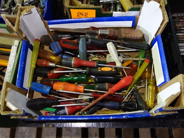 Bak met schroevendraaiers - afbeelding 1 van  1