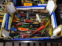 Bak met schroevendraaiers - afbeelding 1 van  1