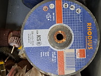 Bak met slijpschijven en lasdraden - afbeelding 2 van  2