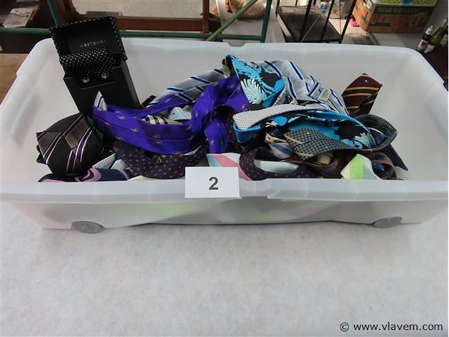 Bak met stropdassen - afbeelding 1 van  3