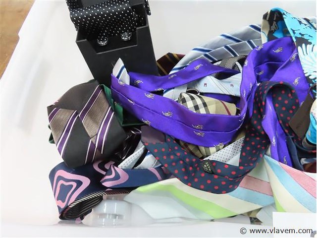 Bak met stropdassen - afbeelding 2 van  3