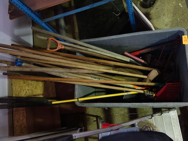 Bak met tuinmateriaal - afbeelding 2 van  2