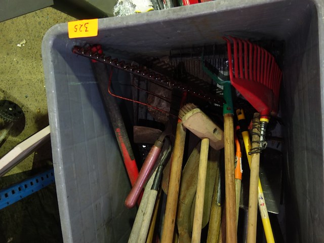 Bak met tuinmateriaal - afbeelding 1 van  2