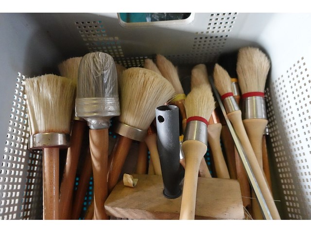 Bak met verfborstels - afbeelding 2 van  3