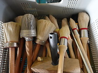 Bak met verfborstels - afbeelding 2 van  3