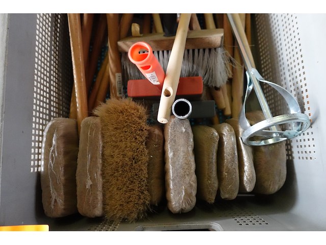 Bak met verfborstels - afbeelding 3 van  3