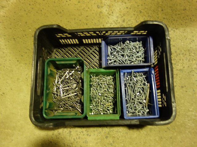 Bak met vijzen en nagels - afbeelding 1 van  1