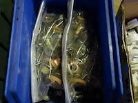 Bak met vijzen, moeren en vloten - afbeelding 1 van  1