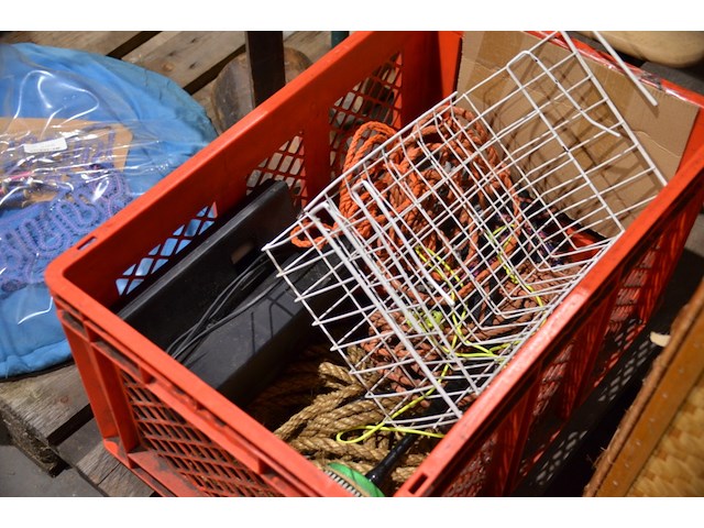 Bak + rieten mand met diverse inhoud - afbeelding 1 van  4