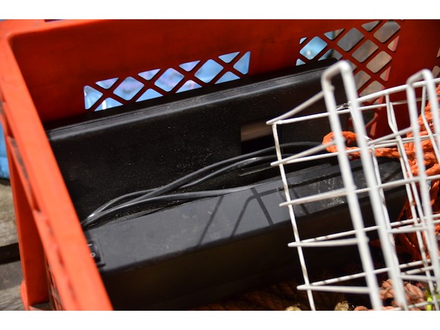 Bak + rieten mand met diverse inhoud - afbeelding 2 van  4