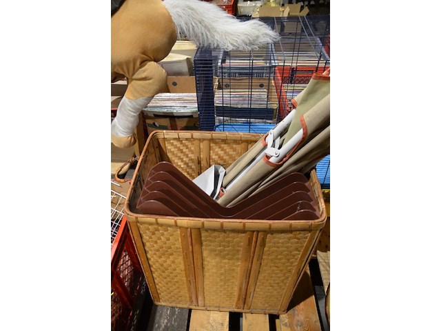 Bak + rieten mand met diverse inhoud - afbeelding 3 van  4