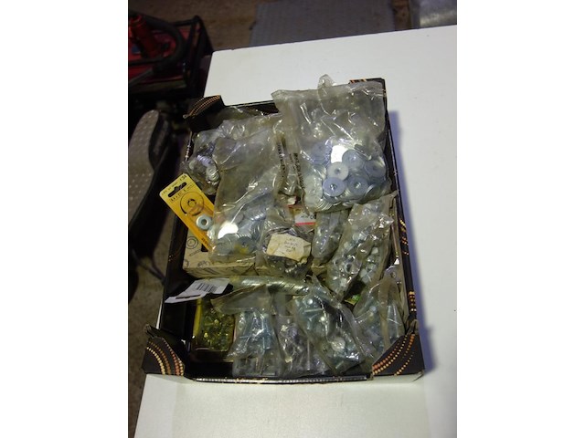 Bak vijzen, moeren en vloten - afbeelding 1 van  1