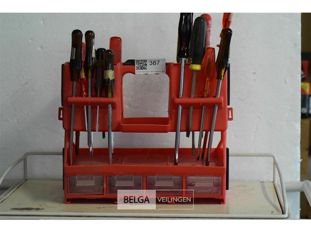 Bakje met div schroevendraaiers - afbeelding 1 van  4