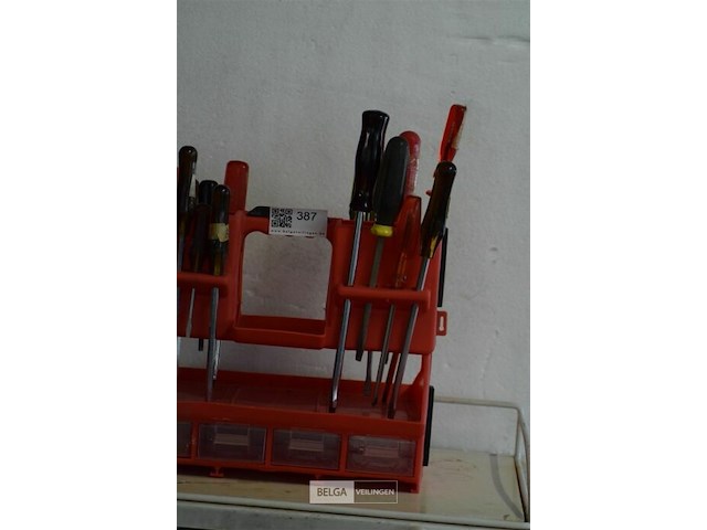 Bakje met div schroevendraaiers - afbeelding 2 van  4