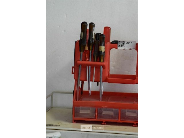 Bakje met div schroevendraaiers - afbeelding 3 van  4