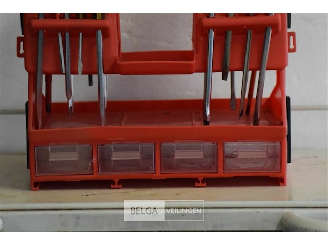 Bakje met div schroevendraaiers - afbeelding 4 van  4