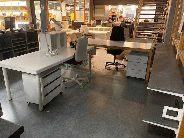 Baliemeubels, bureau meubilair en materiaal - afbeelding 12 van  55
