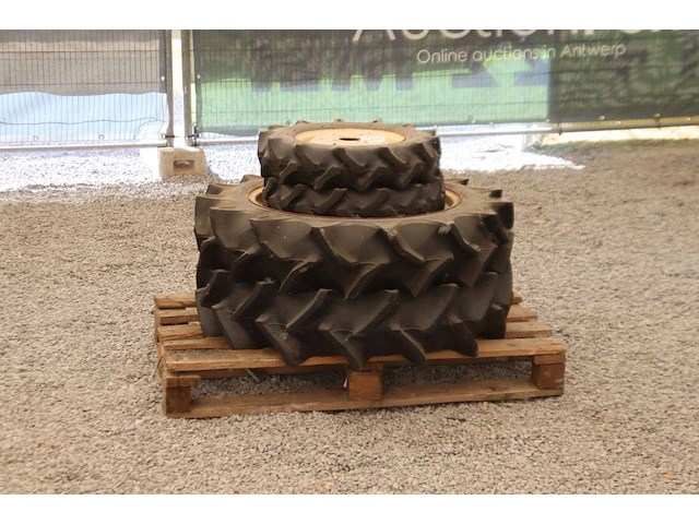 Banden en velgenset bridgestone/falken 8.3-24 voor iseki (marge) - afbeelding 1 van  1
