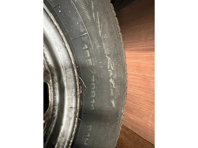 Banden mercedes sl w107 - afbeelding 2 van  3