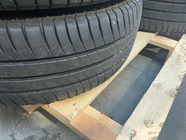 Banden michelin met velg mercedes sprinter 235/60r17c autobanden en velg - afbeelding 10 van  10