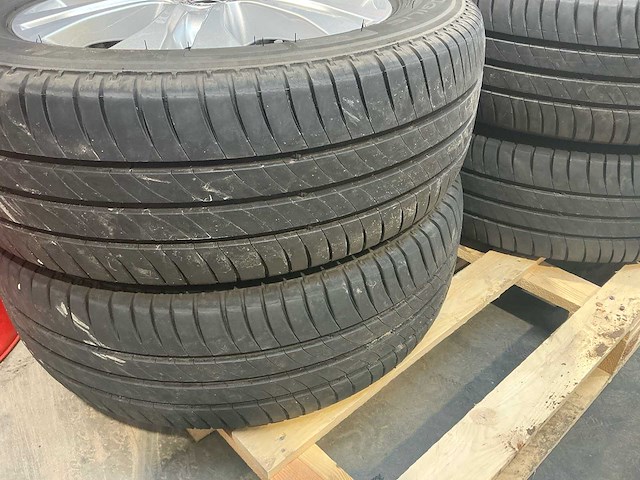 Banden michelin met velg mercedes sprinter 235/60r17c autobanden en velg - afbeelding 10 van  10