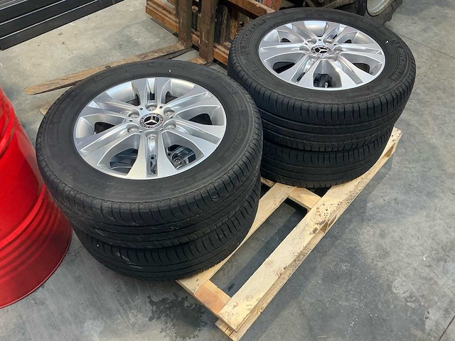Banden michelin met velg mercedes sprinter 235/60r17c autobanden en velg - afbeelding 1 van  9