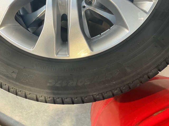 Banden michelin met velg mercedes sprinter 235/60r17c autobanden en velg - afbeelding 3 van  9