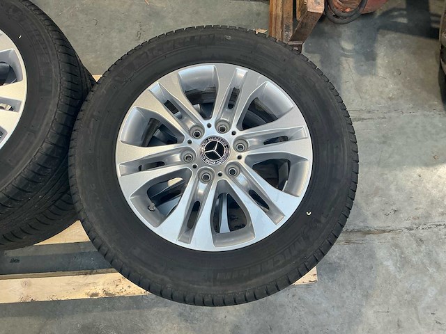 Banden michelin met velg mercedes sprinter 235/60r17c autobanden en velg - afbeelding 4 van  9