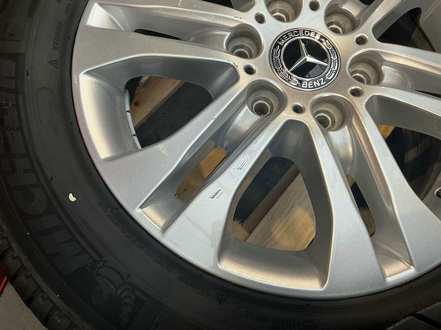 Banden michelin met velg mercedes sprinter 235/60r17c autobanden en velg - afbeelding 5 van  9