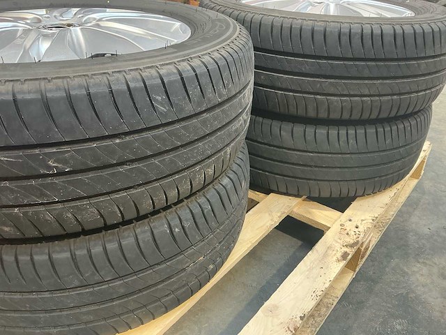 Banden michelin met velg mercedes sprinter 235/60r17c autobanden en velg - afbeelding 7 van  9