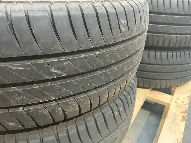 Banden michelin met velg mercedes sprinter 235/60r17c autobanden en velg - afbeelding 8 van  9