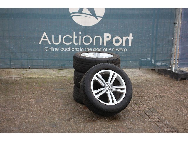 Banden pirelli sottozero winter 210 met velg volkswagen 4 stuks (marge) - afbeelding 1 van  1