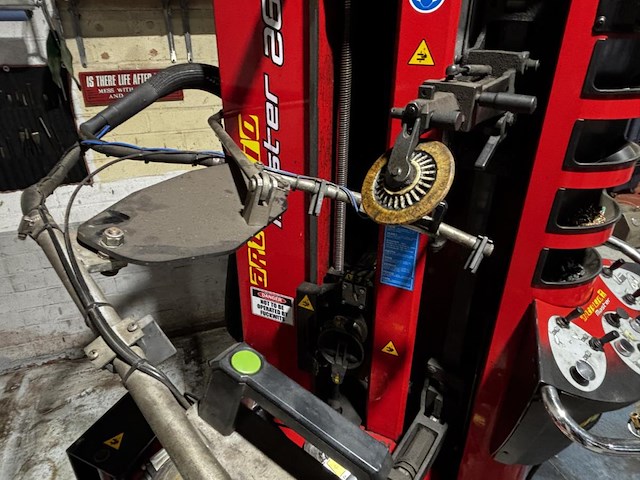 Bandenmonteermachine corghi art master - afbeelding 9 van  11