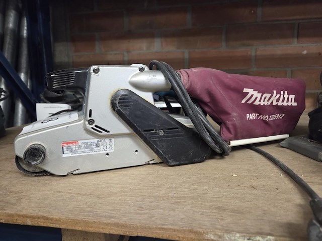 Bandschuurmachine makita - afbeelding 1 van  4