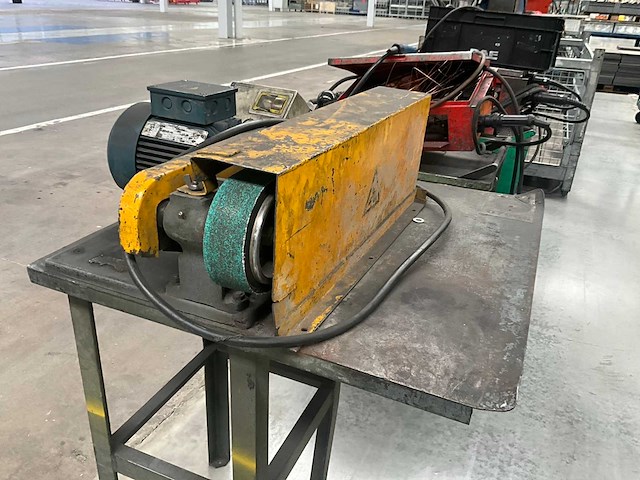 Bandschuurmachine op metalen onderstel - afbeelding 4 van  15