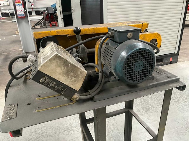 Bandschuurmachine op metalen onderstel - afbeelding 6 van  15