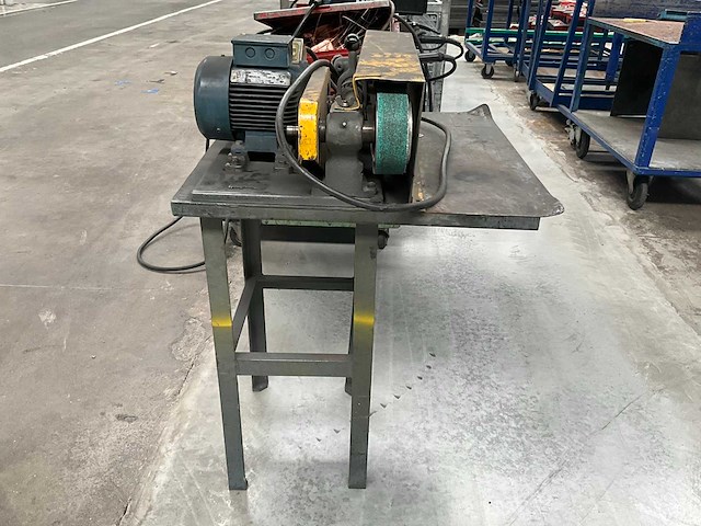 Bandschuurmachine op metalen onderstel - afbeelding 1 van  15