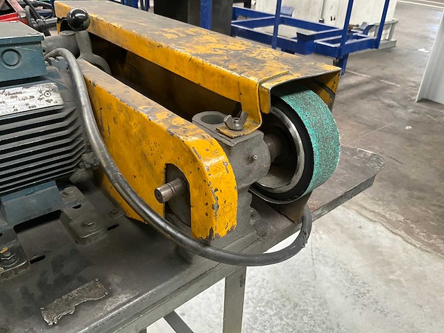 Bandschuurmachine op metalen onderstel - afbeelding 9 van  15