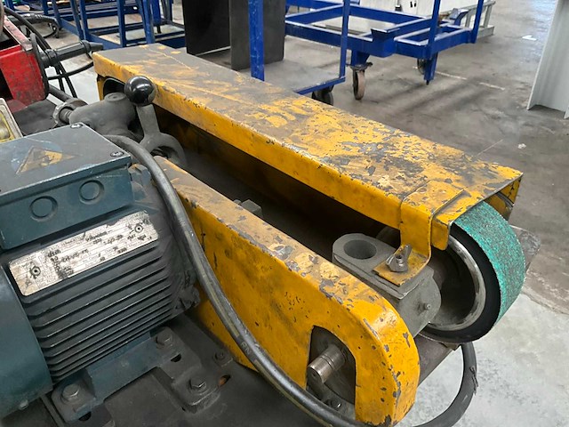 Bandschuurmachine op metalen onderstel - afbeelding 10 van  15