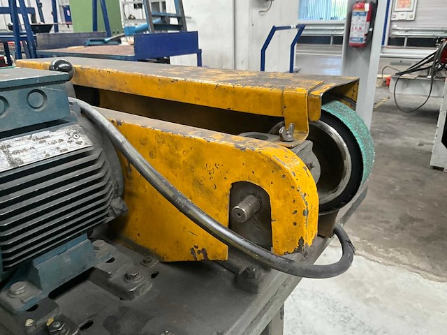 Bandschuurmachine op metalen onderstel - afbeelding 11 van  15
